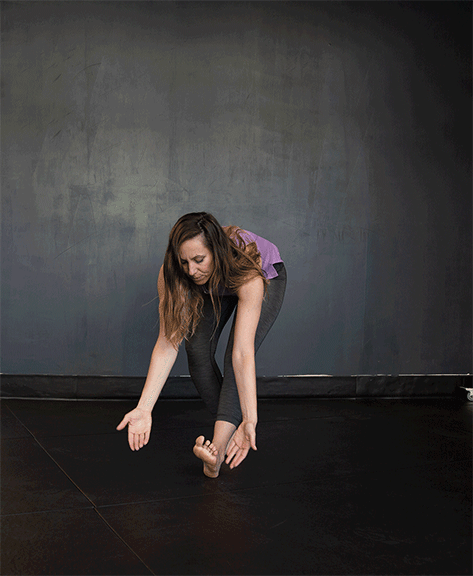 woman doing dynamic stretches