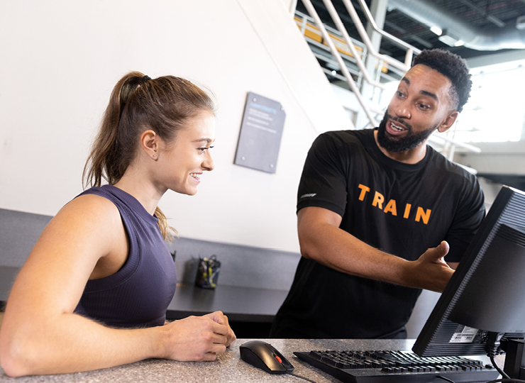 crunch personal trainer with client
