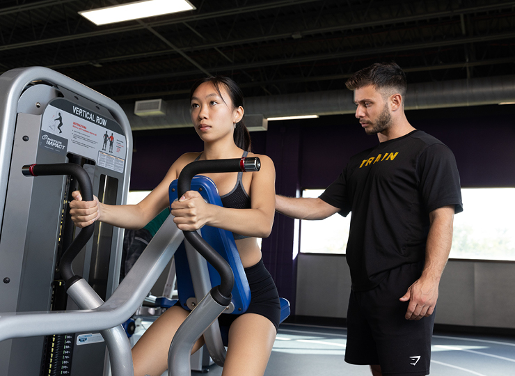 crunch personal trainer with client