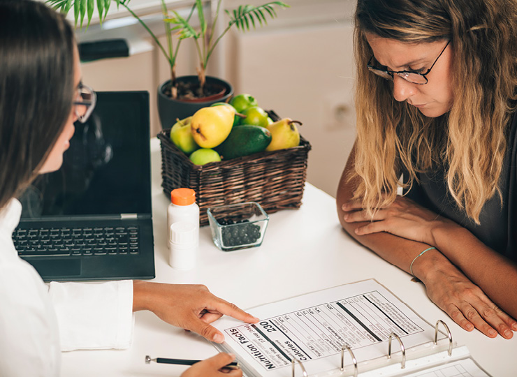 Nutritionist explaining nutrition label to client