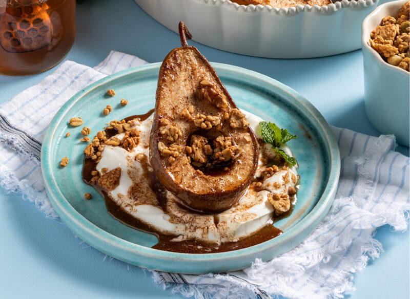 Baked pear with yogurt